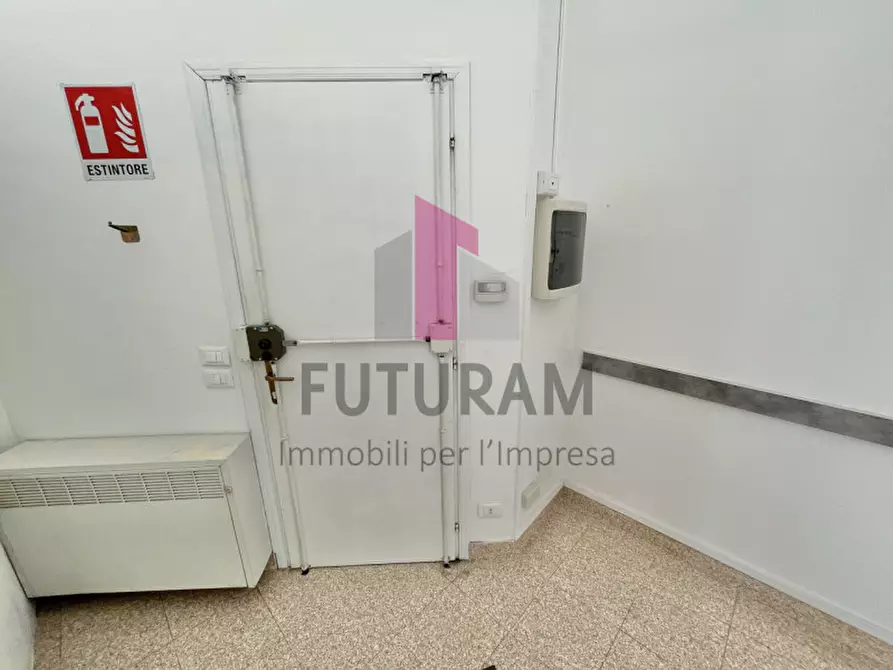 Immagine 18 di Negozio in affitto  a Costabissara