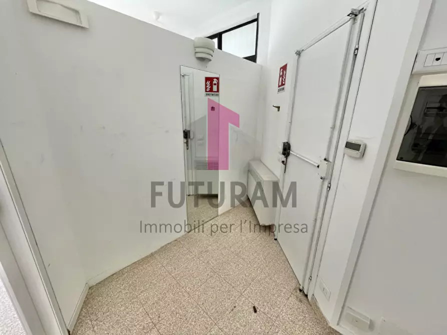 Immagine 19 di Negozio in affitto  a Costabissara