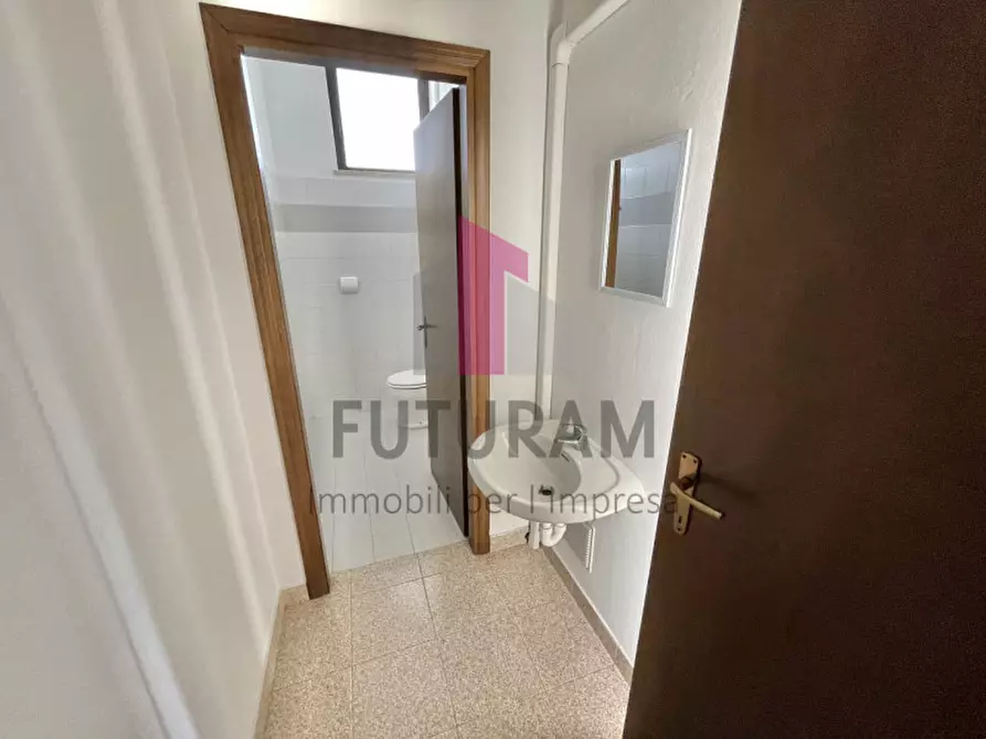 Immagine 20 di Negozio in affitto  a Costabissara