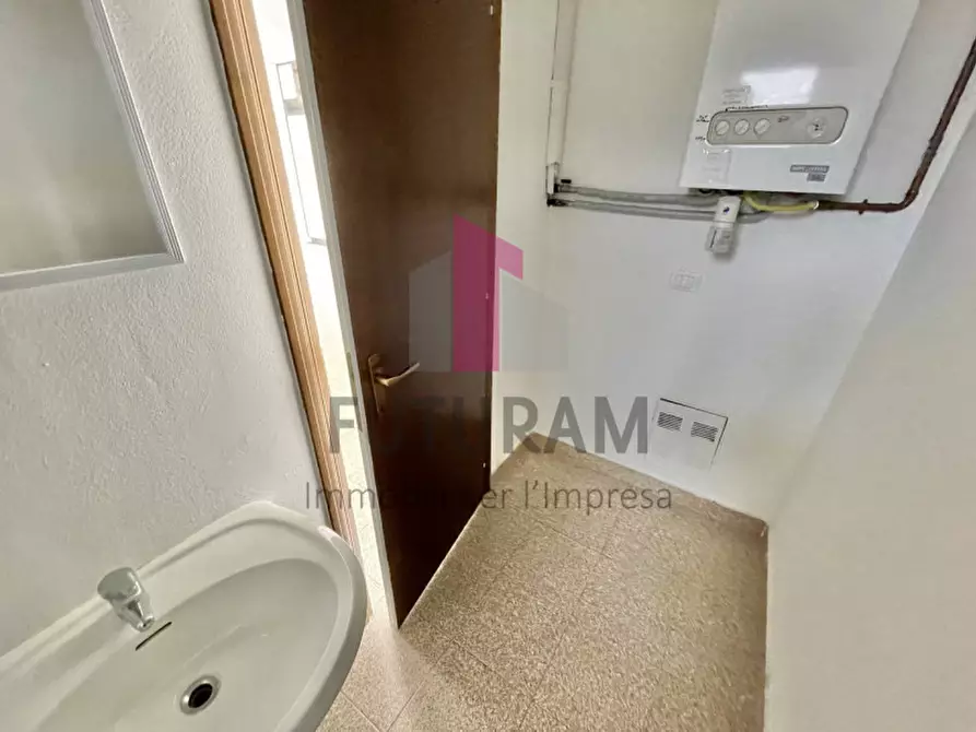 Immagine 21 di Negozio in affitto  a Costabissara