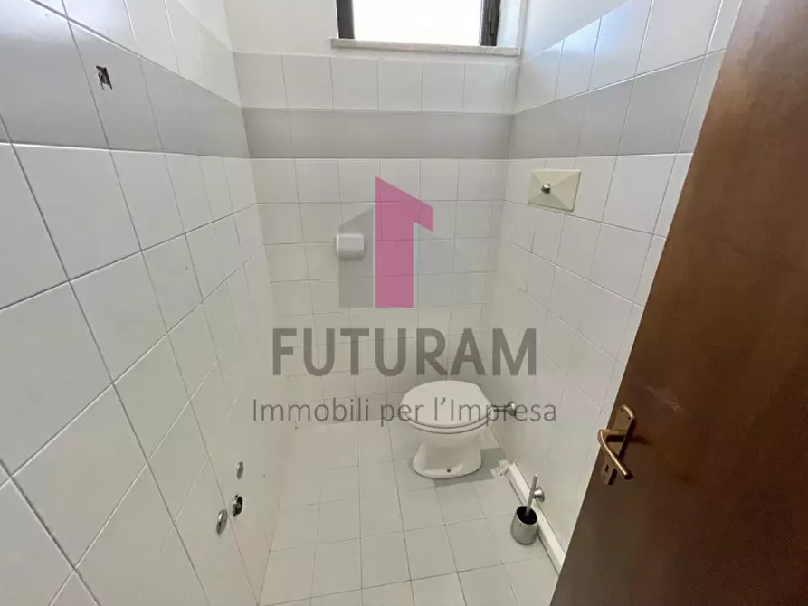 Immagine 22 di Negozio in affitto  a Costabissara