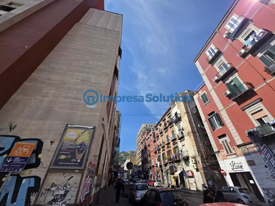 Immagine 1 di Negozio in vendita  in Via Piedigrotta a Napoli