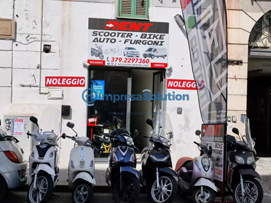 Immagine 8 di Negozio in vendita  in Via Piedigrotta a Napoli