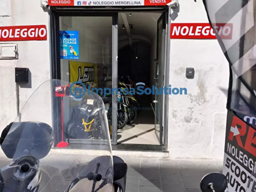 Immagine 9 di Negozio in vendita  in Via Piedigrotta a Napoli