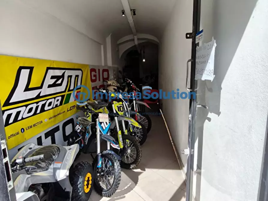 Immagine 10 di Negozio in vendita  in Via Piedigrotta a Napoli