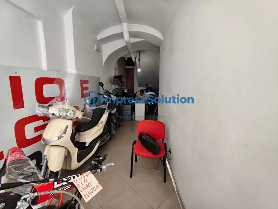 Immagine 11 di Negozio in vendita  in Via Piedigrotta a Napoli