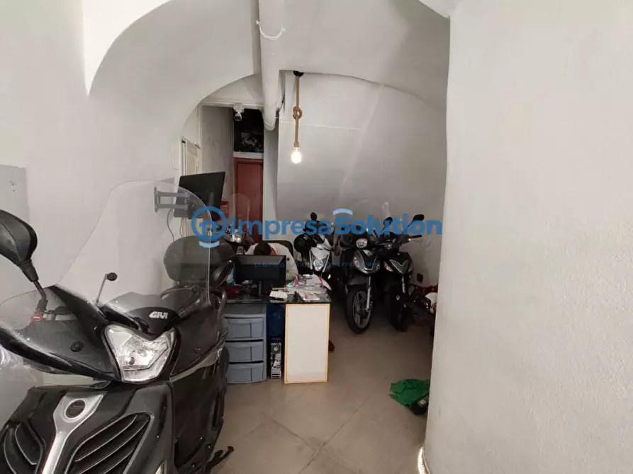 Immagine 12 di Negozio in vendita  in Via Piedigrotta a Napoli