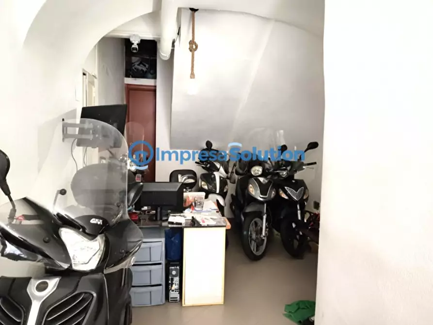 Immagine 13 di Negozio in vendita  in Via Piedigrotta a Napoli