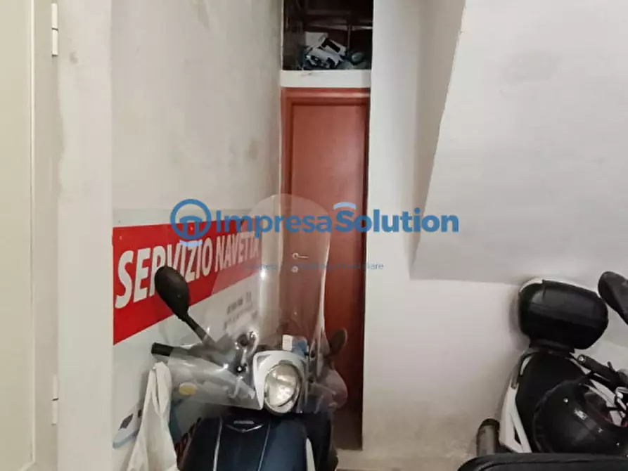 Immagine 14 di Negozio in vendita  in Via Piedigrotta a Napoli