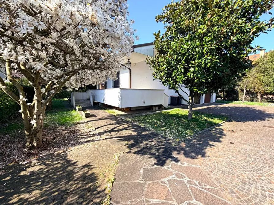 Immagine 1 di Villa in vendita  in Via Santa Monica a Albignasego