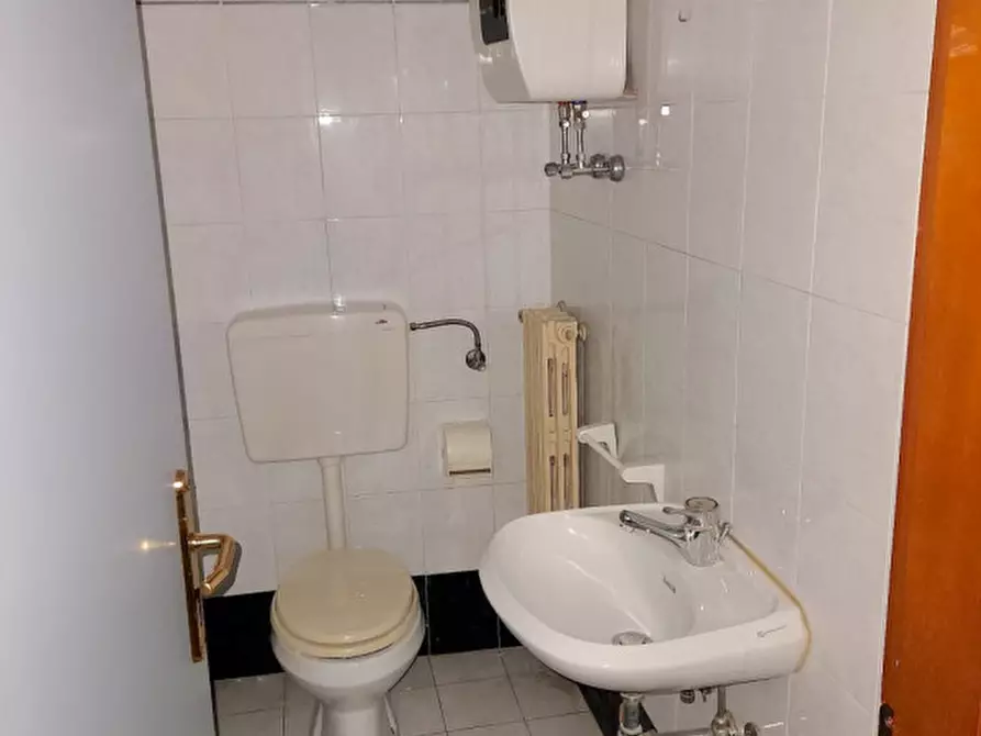 Immagine 13 di Negozio in affitto  a Piove Di Sacco