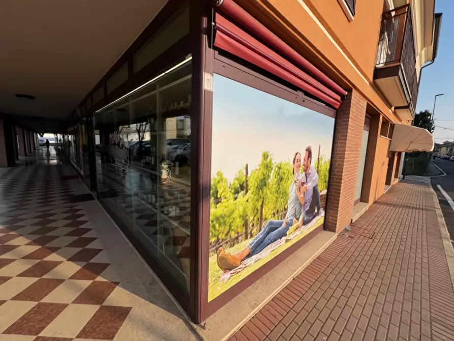 Immagine 2 di Negozio in vendita  in Via Cesare Battisti a Lonigo