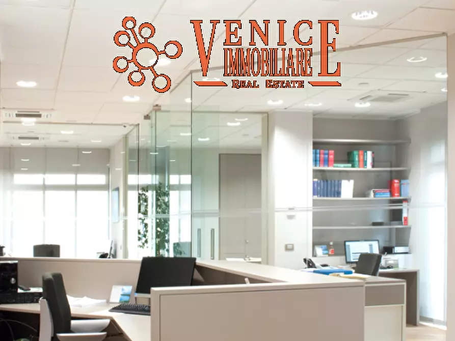 Immagine 3 di Attività commerciale in affitto  a Venezia