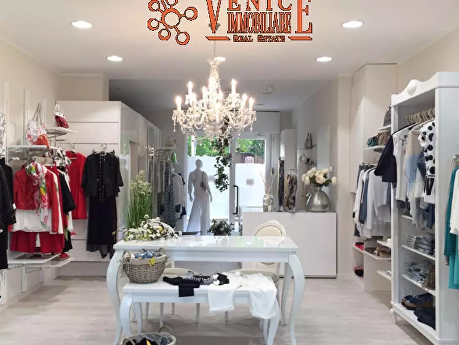 Immagine 4 di Attività commerciale in affitto  a Venezia