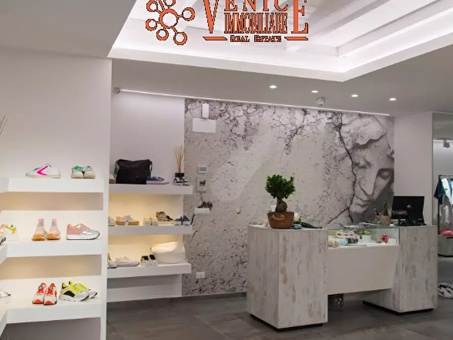 Immagine 5 di Attività commerciale in affitto  a Venezia