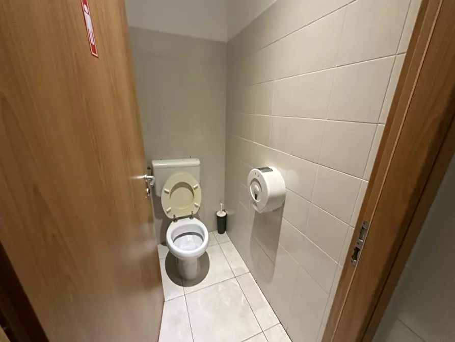 Immagine 11 di Attività commerciale in vendita  in Viale Siracusa a Rimini