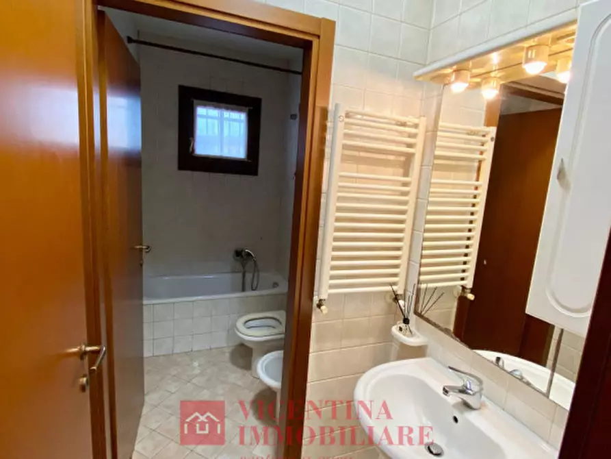 Immagine 11 di Appartamento in affitto  in Via Raffaele Pasi 40 a Vicenza