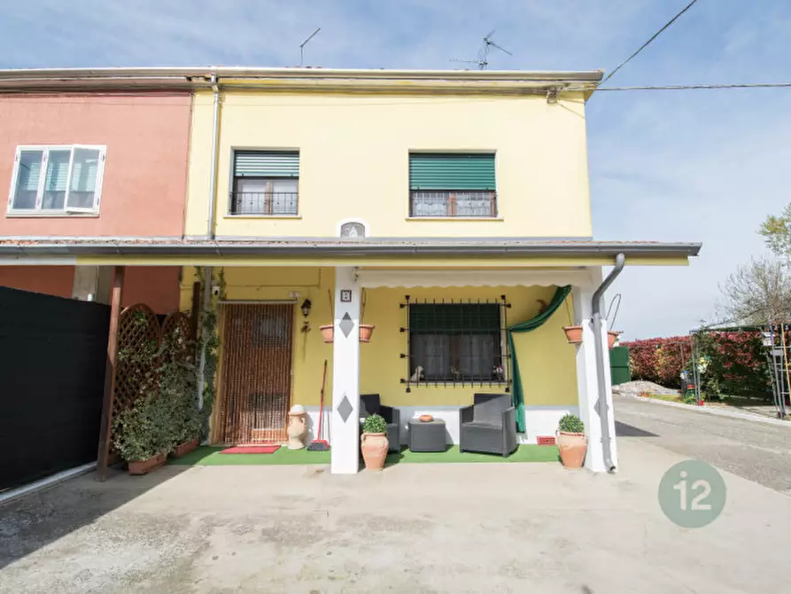 Immagine 1 di Villetta a schiera in vendita  in Viale Manzoni 71/73 a Guastalla