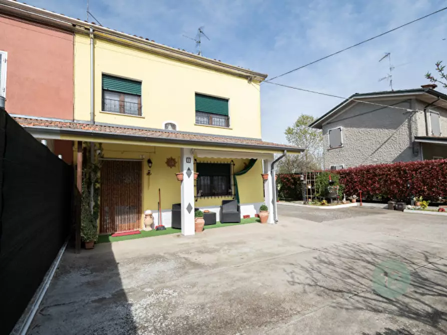 Immagine 3 di Villetta a schiera in vendita  in Viale Manzoni 71/73 a Guastalla