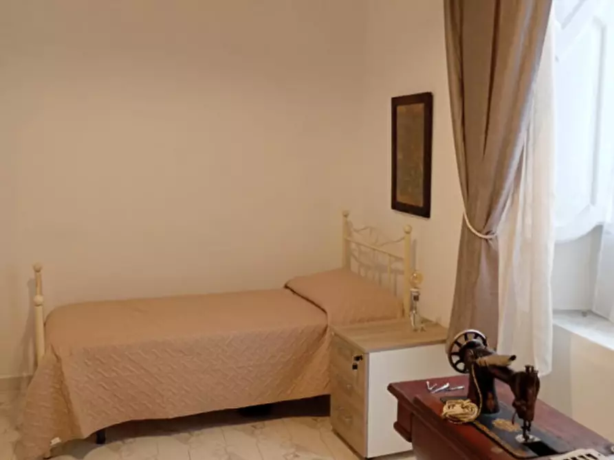 Immagine 49 di Camera in affitto  in via Salvator Rosa 56 a Napoli