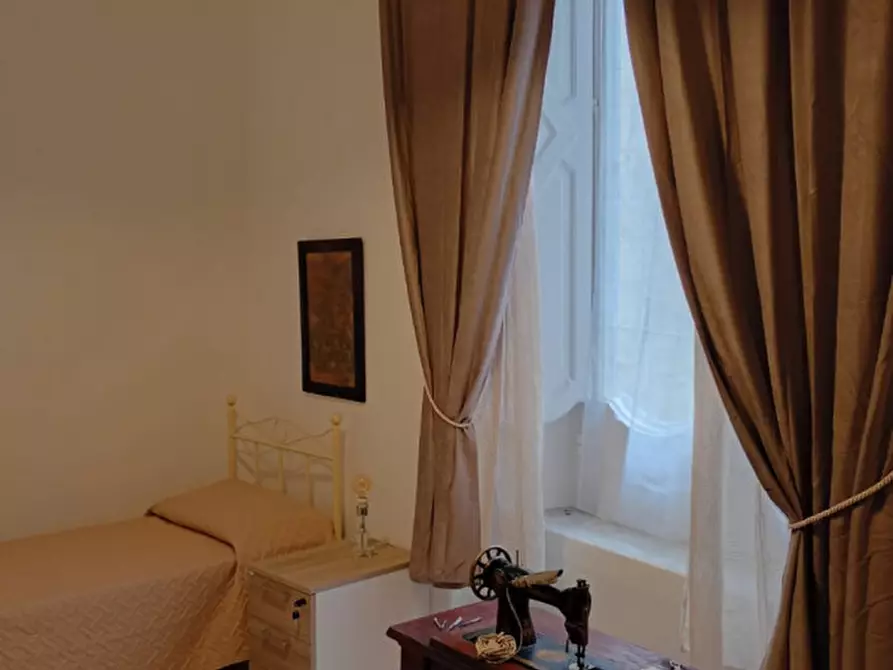 Immagine 52 di Camera in affitto  in via Salvator Rosa 56 a Napoli