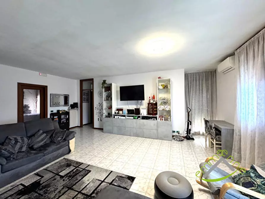 Immagine 3 di Appartamento in vendita  in Via Martiri Giuliani e Dalmati a Fosso'