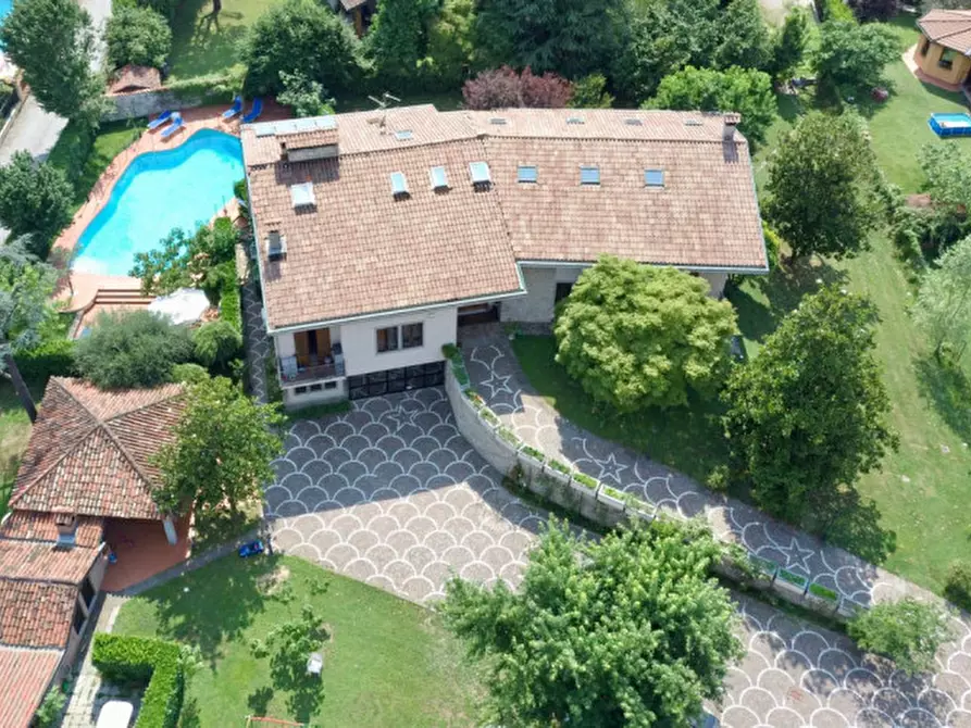 Immagine 1 di Villa in vendita  in Via Don Nazzaro Villa 26 a Capriate San Gervasio