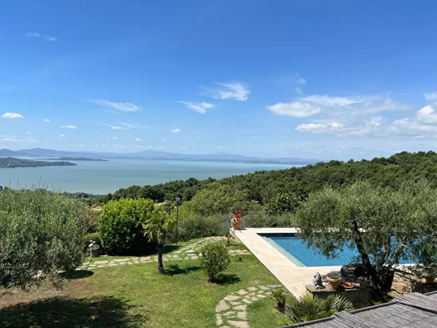 Immagine 1 di Villa in vendita  a Passignano Sul Trasimeno