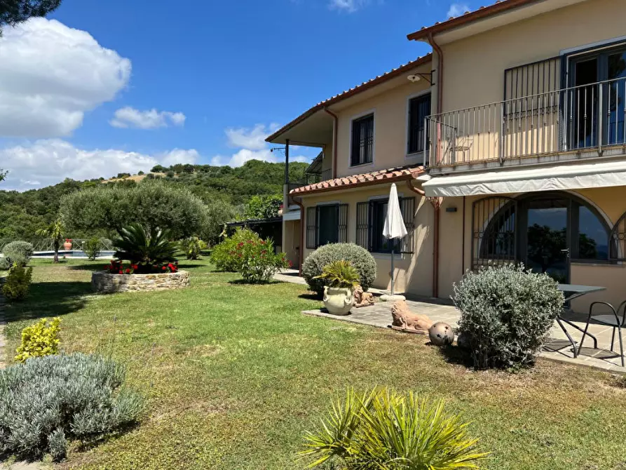 Immagine 3 di Villa in vendita  a Passignano Sul Trasimeno