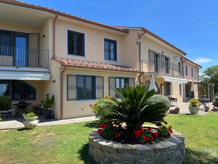 Immagine 4 di Villa in vendita  a Passignano Sul Trasimeno