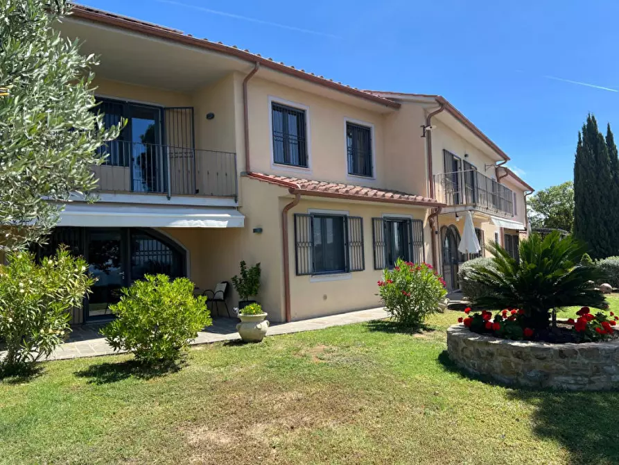Immagine 5 di Villa in vendita  a Passignano Sul Trasimeno