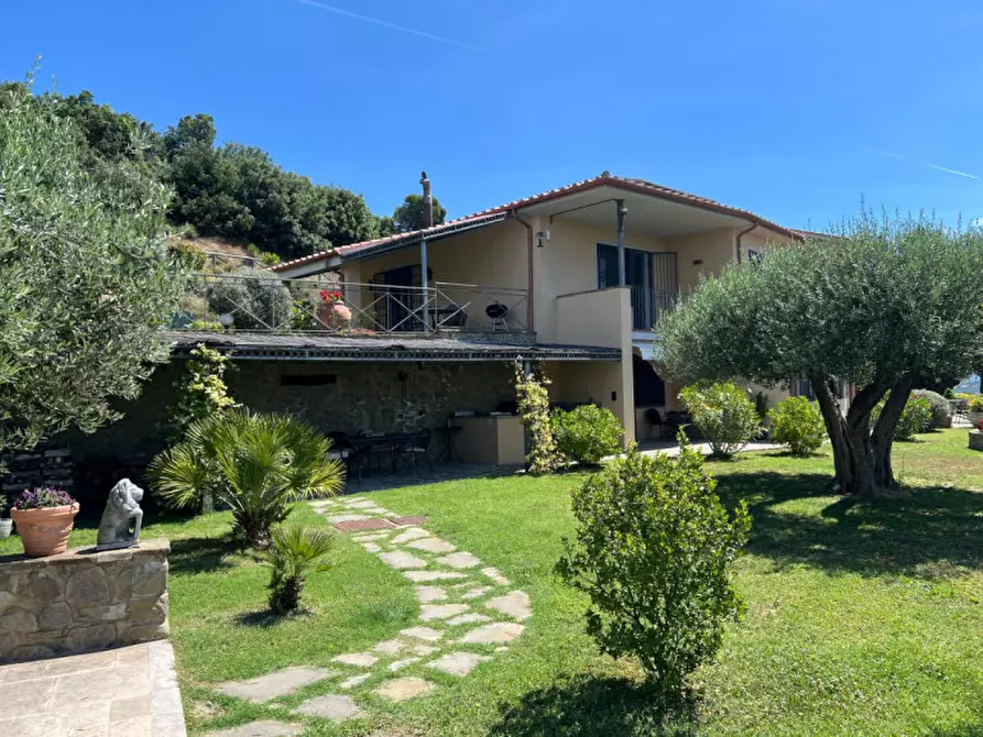 Immagine 6 di Villa in vendita  a Passignano Sul Trasimeno
