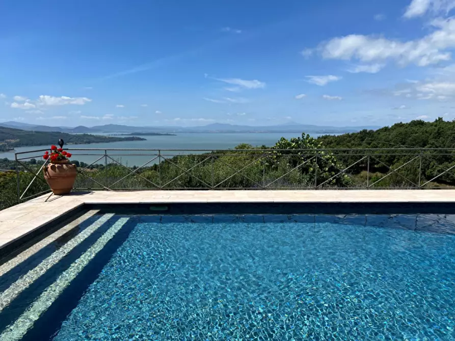 Immagine 8 di Villa in vendita  a Passignano Sul Trasimeno