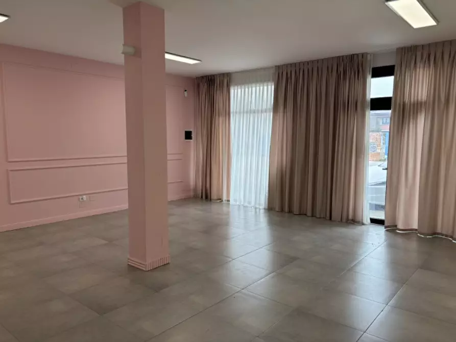Immagine 2 di Negozio in vendita  in Via Rossi a Rubano