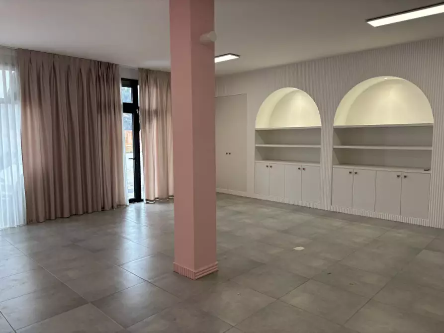 Immagine 3 di Negozio in vendita  in Via Rossi a Rubano