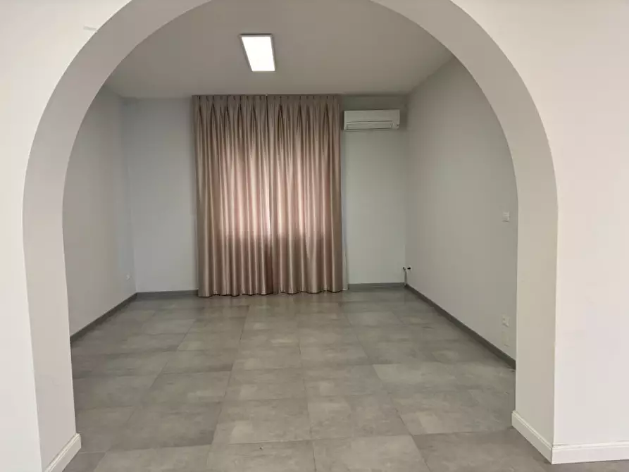Immagine 4 di Negozio in vendita  in Via Rossi a Rubano