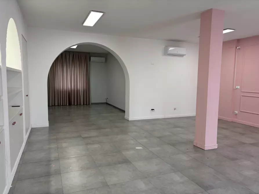 Immagine 5 di Negozio in vendita  in Via Rossi a Rubano