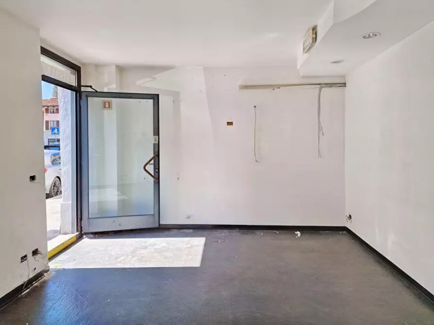 Immagine 3 di Negozio in vendita  in Via Tiberio Deciani, N. 111 a Udine