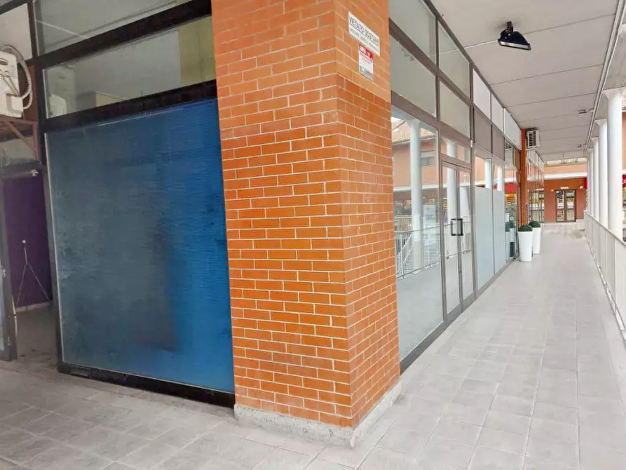 Immagine 5 di Negozio in vendita  in Via Carolina Spanna, N. 3/13 a Grugliasco