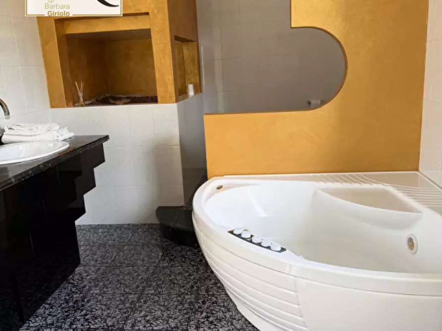 Immagine 21 di Villa in vendita  a Giacciano Con Baruchella