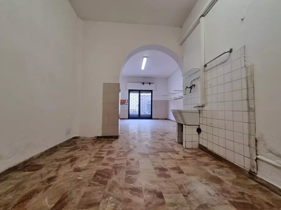 Immagine 1 di Negozio in vendita  in VIA DEGLI ARTISTI a Firenze