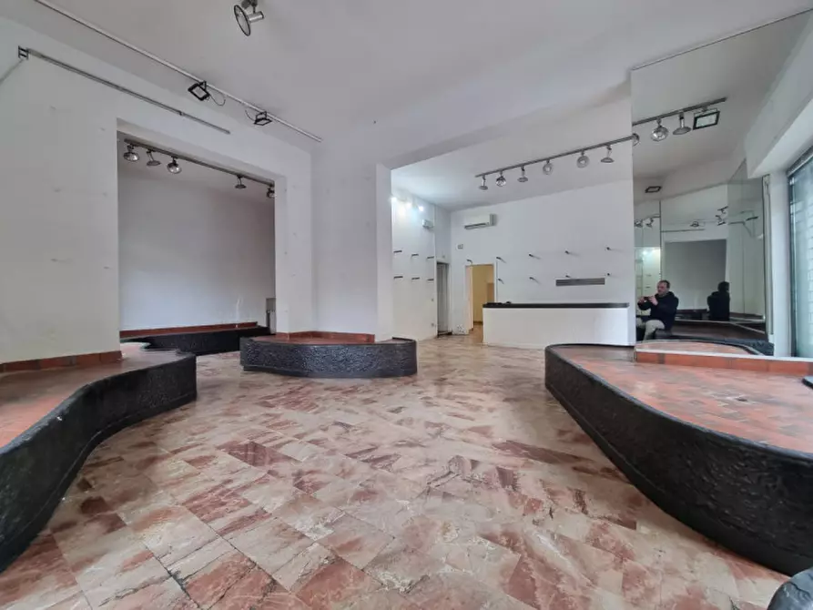 Immagine 2 di Negozio in vendita  in VIA DEGLI ARTISTI a Firenze