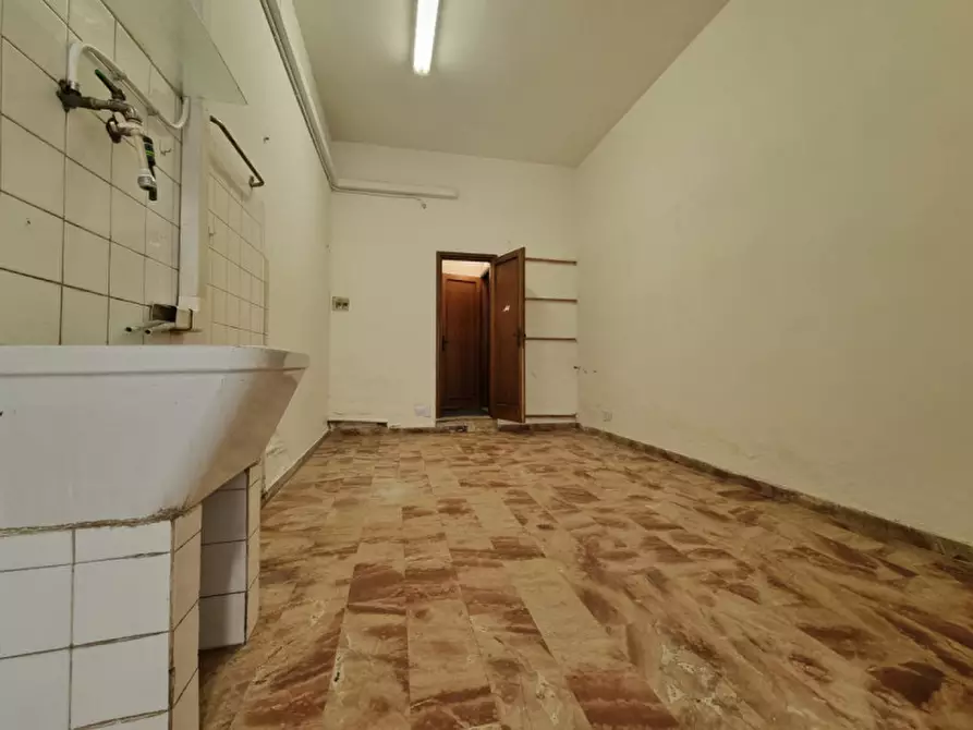 Immagine 4 di Negozio in vendita  in VIA DEGLI ARTISTI a Firenze