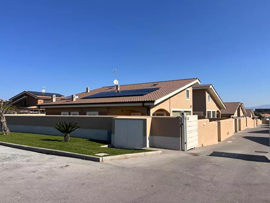 Immagine 1 di Casa bifamiliare in vendita  in via miglioramento a Anzio