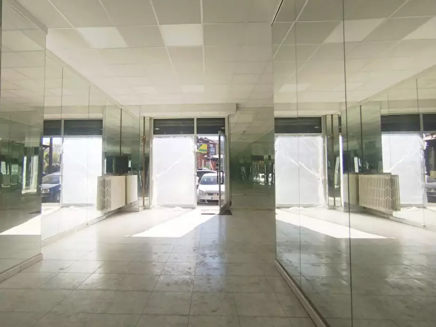 Immagine 1 di Negozio in affitto  in Via Sestriere 51 a Moncalieri