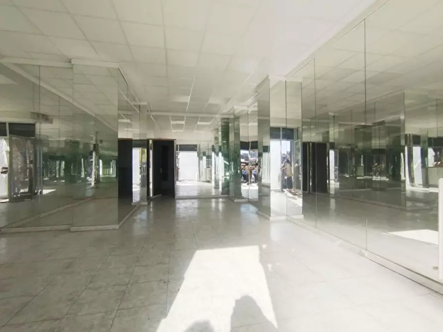 Immagine 2 di Negozio in affitto  in Via Sestriere 51 a Moncalieri