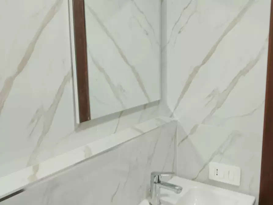 Immagine 11 di Appartamento in affitto  in largo donna regina 27 a Napoli