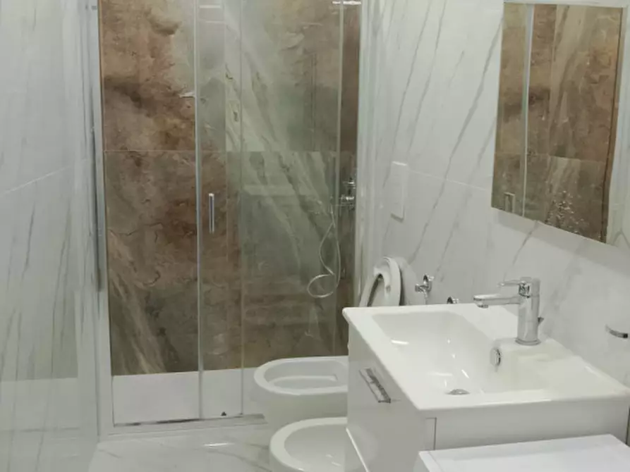 Immagine 39 di Appartamento in affitto  in largo donna regina 27 a Napoli