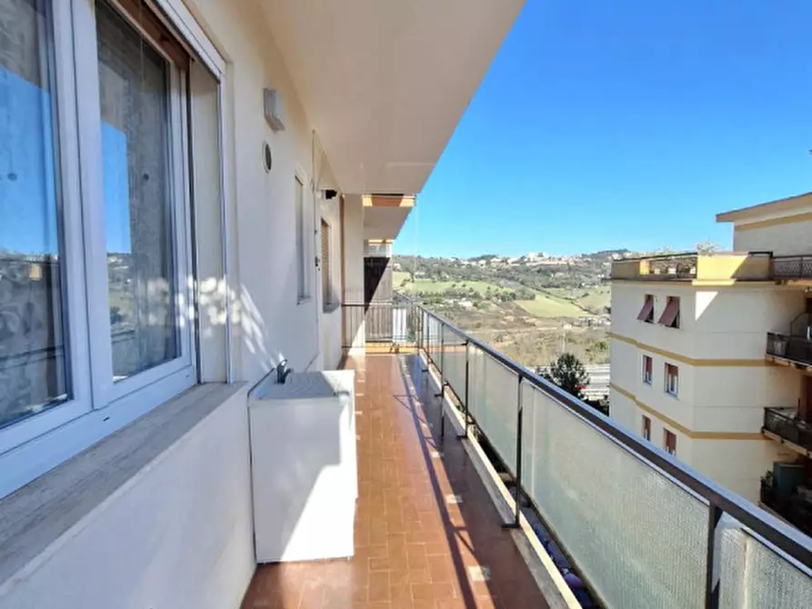 Immagine 2 di Appartamento in vendita  in Via Ugo Foscolo a Ancona