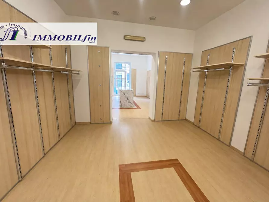 Immagine 1 di Negozio in affitto  in Corso Vittorio Emanuele a Villabate